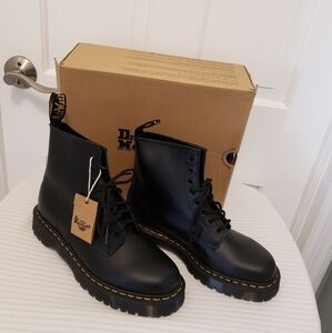 NIB Dr. MARTENS BLACK LEATHER BOOTS LACEUP, SIZE 12 womens SIZE 11 mens unisex